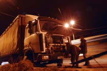 Тягач пытаются загрузить на эвакуатор