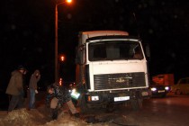 Фуру вытянули на проезжую часть при помощи тяжелой техники