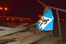 Фура протаранила ограждение и сломала часть лестничного эвакуационного пролета