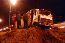 Фуру удалось вытянуть при помощи двух буксиров и БТРа