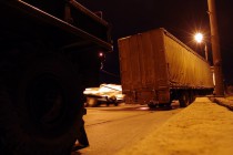 Фуру вытягивают при помощи двух сцепленных тягачей