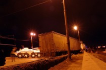 Два сцепленных эвакуатора вытягивают фуру, вместе с ними БТР вытягивает тягач