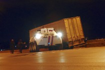 Несколько раз тягач пытались вытянуть на проезжую часть при помощи БТРа