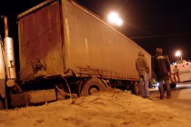 Фура протаранила оргаждение моста и увязла на обочине