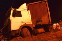 По предварительной версии причина аварии - лопнувшее переднее левое колесо