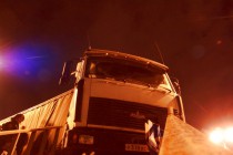 Фура протаранила оргаждение моста и увязла на обочине