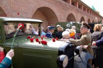 На капот автомобиля все желающие могли возложить цветы