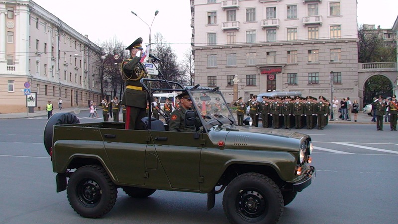 Военный парад в ознаменование 64-ой годовщины Победы в Великой Отечественной войне начался на пл. Минина и Пожарского в Нижнем Новгороде