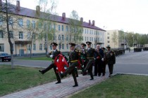 Возложение цветов к памятнику погибших воинов