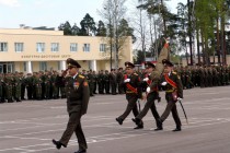 Знамя бригады проносят через весь плац