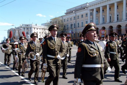 Военный парад в ознаменование 64-ой годовщины Победы в Великой Отечественной войне на пл. Минина и Пожарского в Нижнем Новгороде