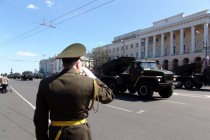 Командующий 22-ой Армией Сергей Юдин наблюдает за прохождением военного Парада