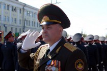 Командующий 22-ой Армией Сергей Юдин наблюдает за прохождением военного Парада