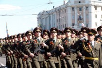 Военный парад в ознаменование 64-ой годовщины Победы в Великой Отечественной войне на пл. Минина и Пожарского в Нижнем Новгороде