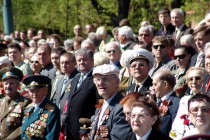 Ветераны Великой Отечественной войны на специальных трибунах наблюдают за прохождением военного Парада