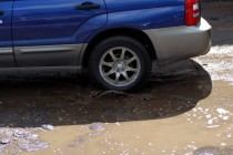 Ямы на дорогах существенно затрудняют движение автомобильного транспорта