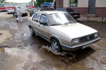Ямы на дорогах существенно затрудняют движение автомобильного транспорта