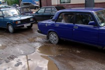 Ямы на дорогах существенно затрудняют движение автомобильного транспорта