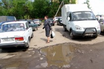 Ямы на дорогах мешают не только водителям, но и пешеходам