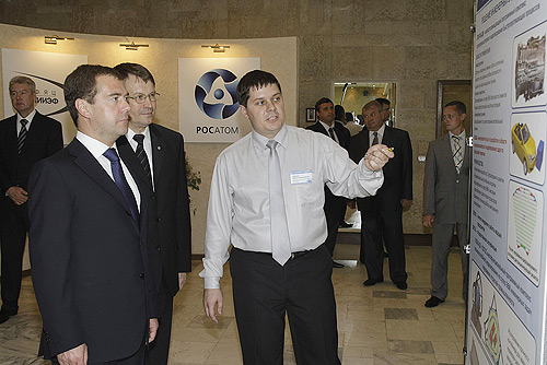 Дмитрий Медведев в ходе посещения РФЯЦ-ВНИИЭФ в Сарове Нижегородской области пообщался с молодыми учеными-ядерщиками