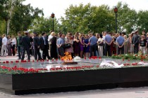 350 кадетов возложили цветы к мемориалу памяти Вечный огонь в Нижегородском кремле