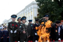 Возложение цветов к мемориалу памяти Вечный огонь в Нижегородском кремле