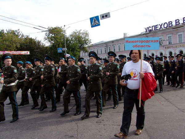 350 кадетов строем прошли по ул. Большая Покровская