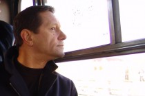 Александр Жуков смотрит на мост из окна автобуса