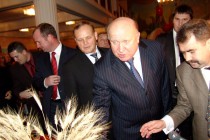 Глава региона осмотрел экспозицию, развернутую по случаю праздника