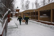 Работники зоопарка принесли клетку с сурком из теплого помещения, где зверек зимует