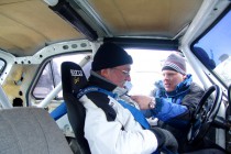 Дмитрий Скороделов проверяет оборудование Василия Казакова