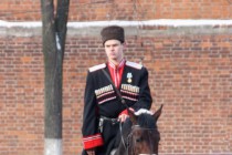 Казаки слушали гимн России, стоя на стременах