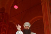 Архиепископ Нижегородский и Арзамасский Георгий дарит прихожанам пасхальные яйца – главный символ наступившего праздника