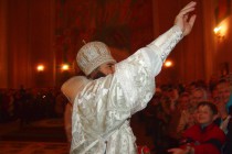 Архиепископ Нижегородский и Арзамасский Георгий дарит прихожанам пасхальные яйца – главный символ наступившего праздника