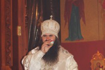 Архиепископ Нижегородский и Арзамасский Георгий дарит прихожанам пасхальные яйца – главный символ наступившего праздника