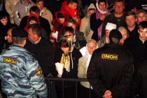 Верующие собрались у входа в храм, ожидая от архиепископа Нижегородского и Арзамасского Георгия вести о воскресении Иисуса