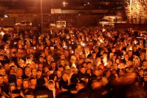 Верующие собрались у входа в храм, ожидая от архиепископа Нижегородского и Арзамасского Георгия вести о воскресении Иисуса