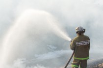 Первые действия пожарных были направлены на предотвращение распространения огня