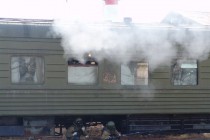 Действия ОМОН по освобождению заложников в вагоне поезда