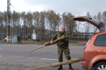 Зачехленные Знамена достают из машины