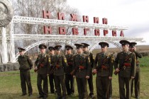 Почетный караул встречает Знамена