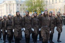 Историческая часть Парада – военнослужащие, одетые в летную форму военных лет