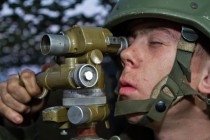 Военнослужащий, используя лазерный прибор разведки (ЛПР), определяет координаты наземных целей