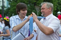 Перед началом торжественного шествия состоится традиционный ритуал Обрезание галстуков для главы города. Мэр города Вадим Булавинов (справа)