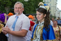 Мэр города Вадим Булавинов (слева) и принцесса карнавала – выпускница школы №93 Эльвира Садыкова