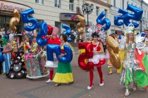 Обертки от конфет, пустые пластиковые бутылки и старые пластинки стараниями ребят превратились в карнавальные костюмы