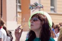 Участница карнавала выпускников под девизом Живи на отлично