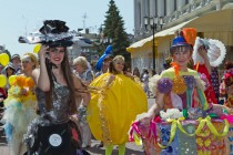 Все наряды участники шили, клеили своими руками