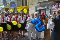 Участники карнавала выпускников под девизом Живи на отлично