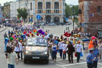 Колонна выпускников на главной площади города – Минина и Пожарского. На дальнем плане Дмитровская башня нижегородского кремля